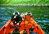 Водолазы собираются на работу (фото М.В. Проппа).